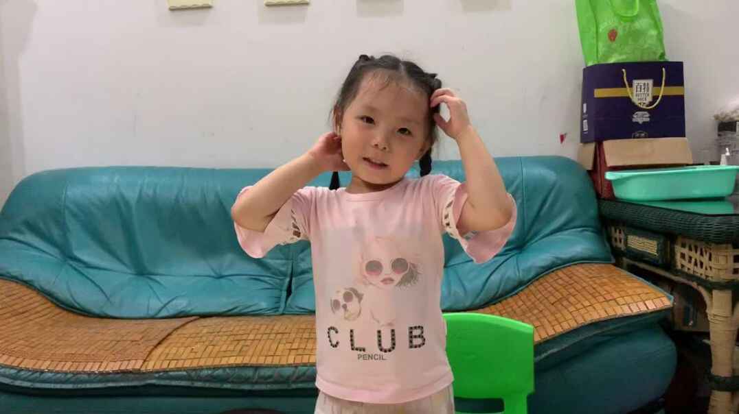 蓓蓓表演我爱北京天安门.MOV