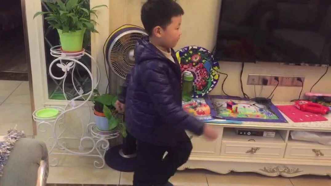 家里走姿