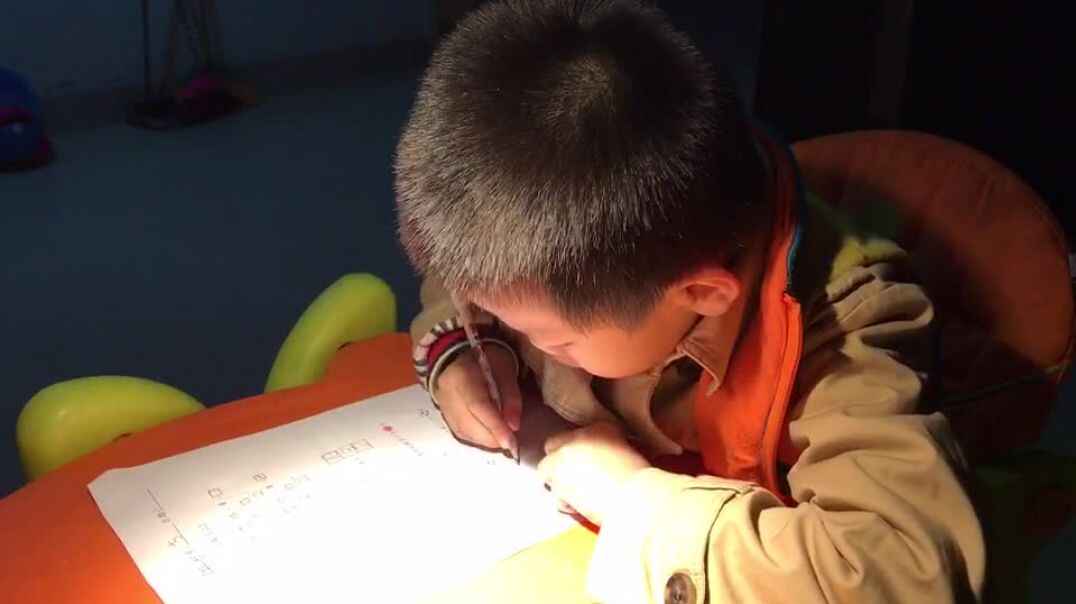 灯光下的小男孩6