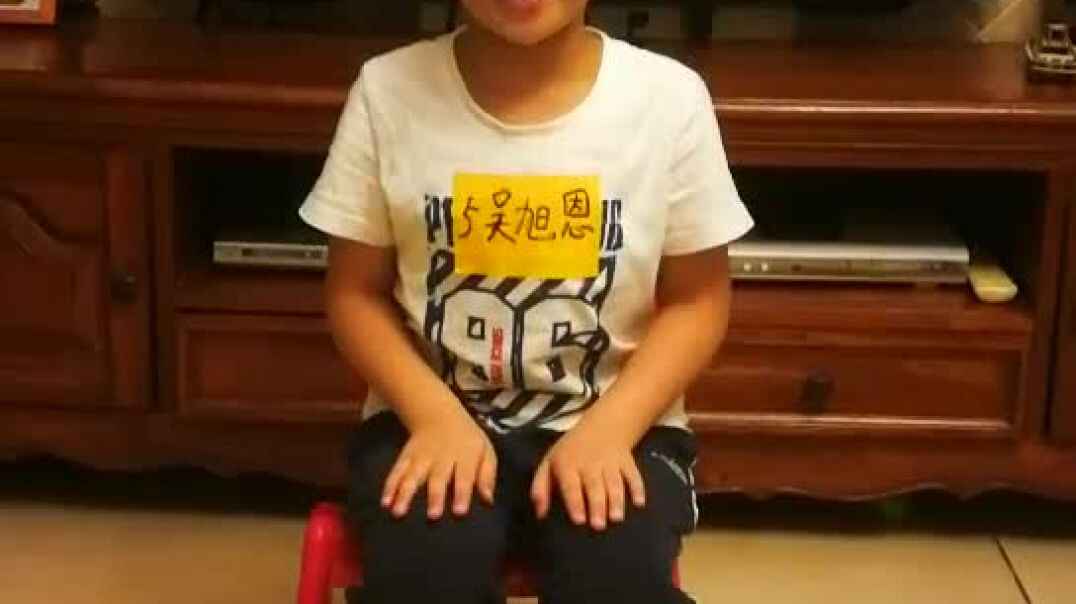 吴旭恩端正的坐姿