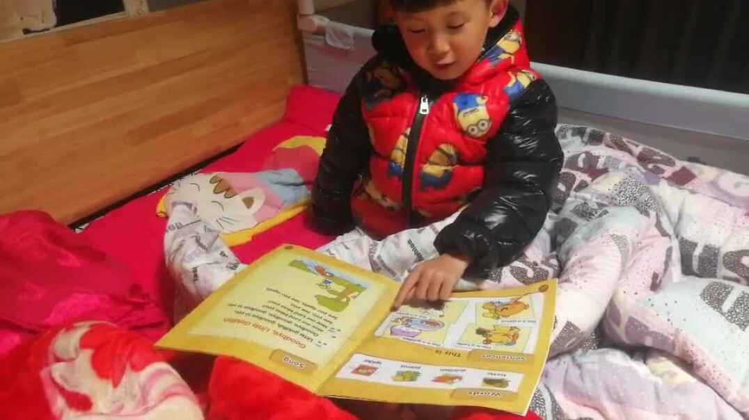 在床上看书的孩子
