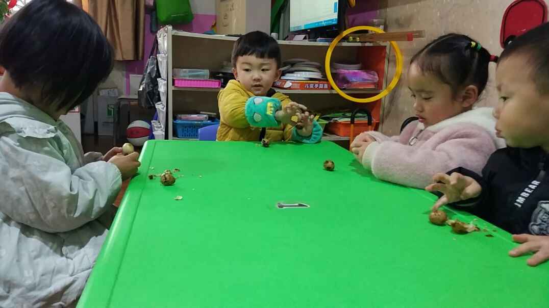 自己剥蛋的孩子