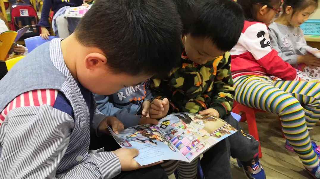 看书的男孩