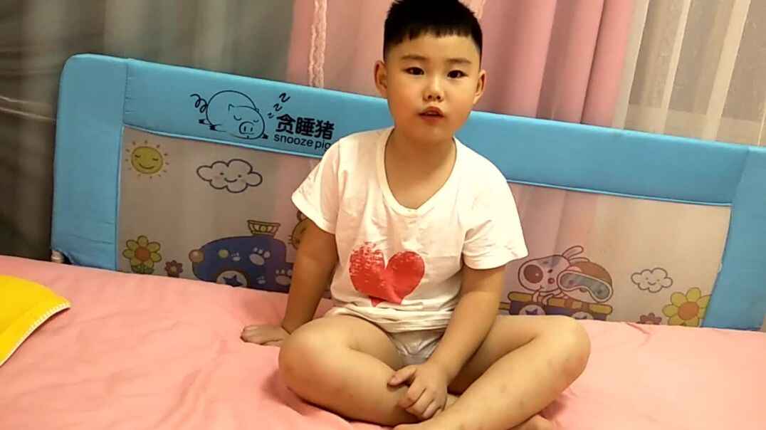 唱国歌，不是很会，结果我们俩都跑调了.mp4