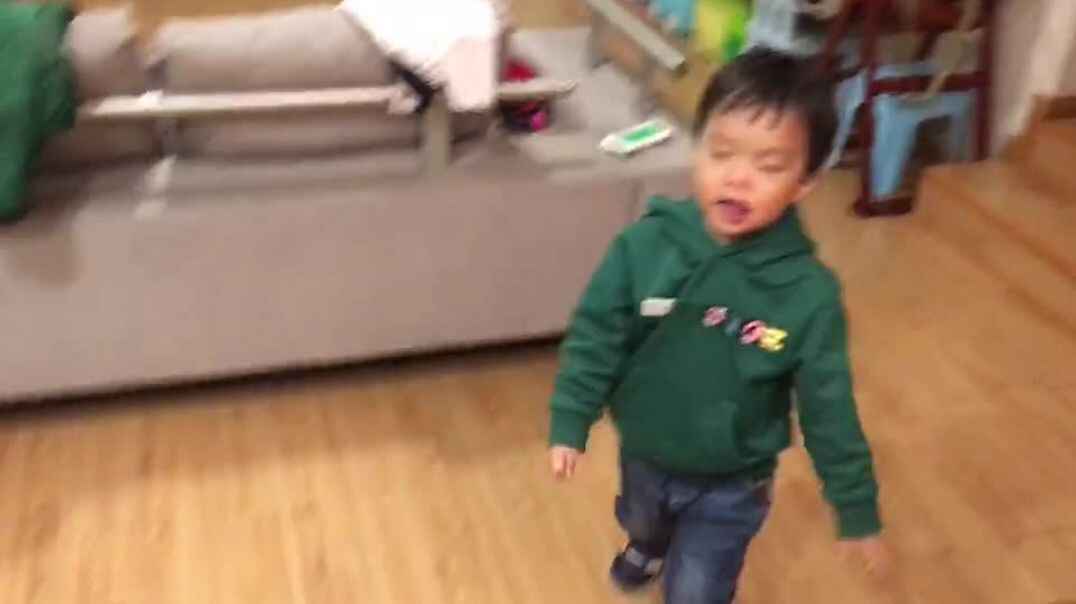 快乐的小男孩