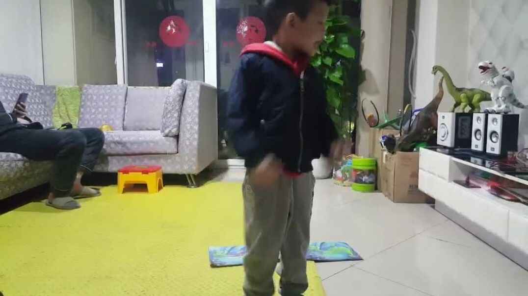 在家玩耍的孩子
