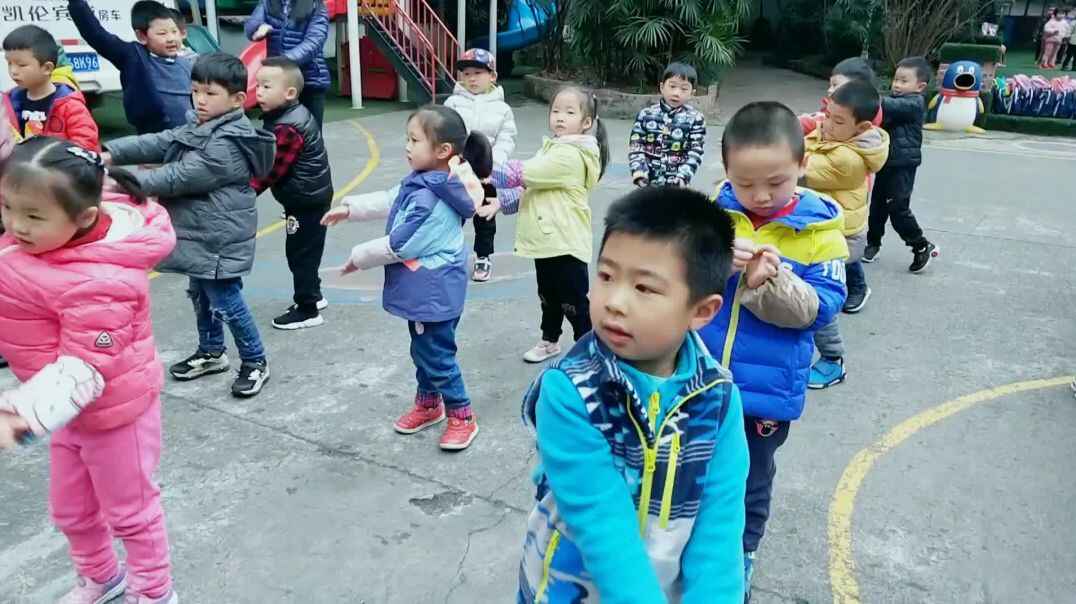 和同伴一起游戏