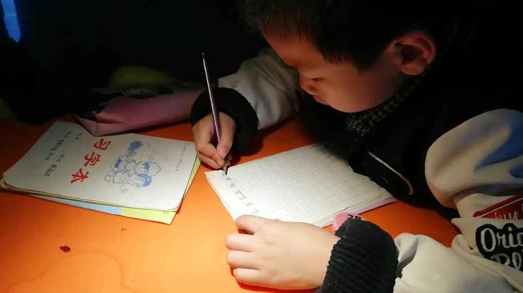 灯光下的小男孩
