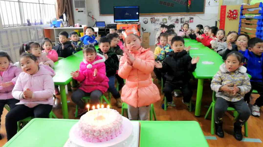 和小朋友分享生日蛋糕