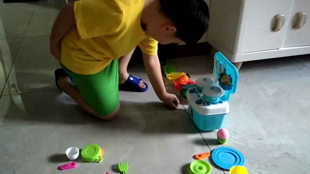 一放假就摆弄玩具.mp4