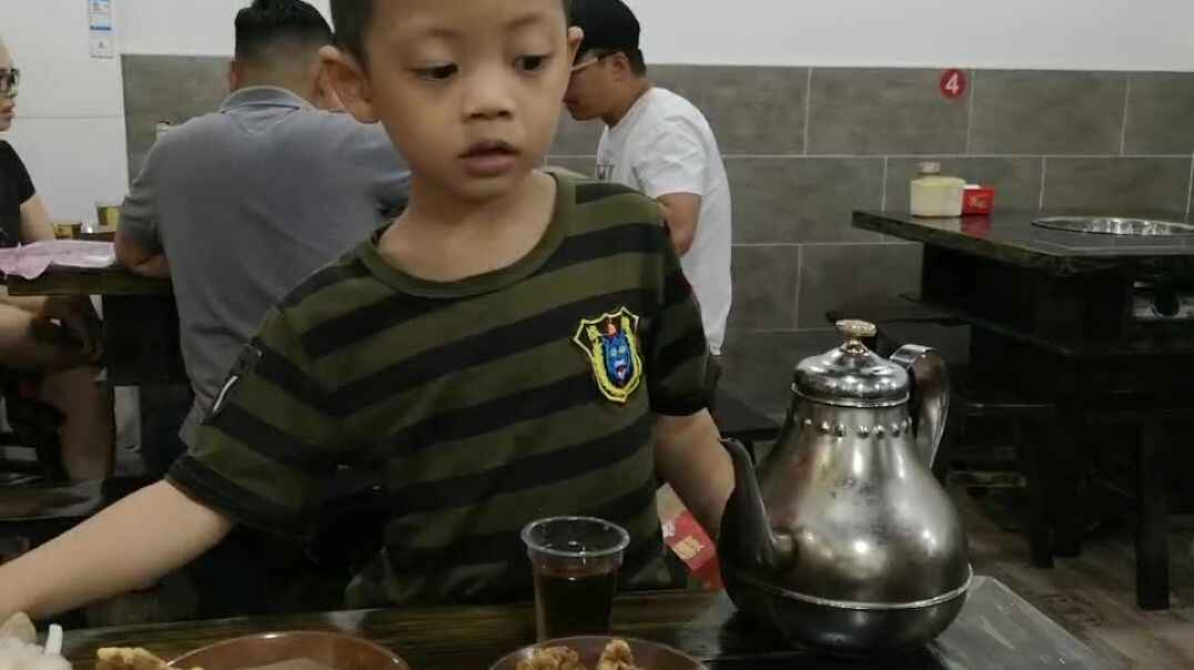 给妈妈倒杯茶