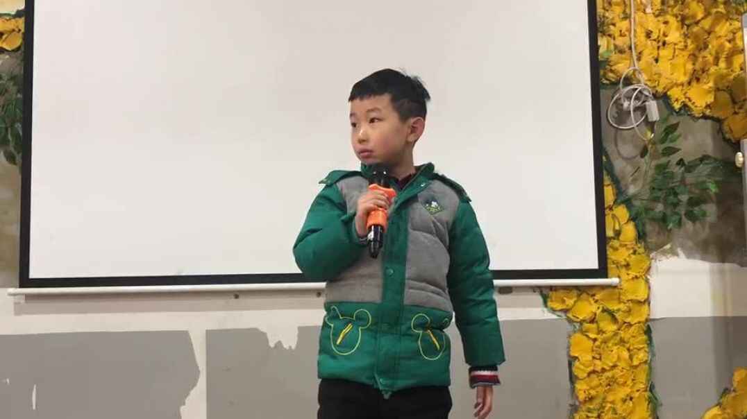 拿话筒的男孩