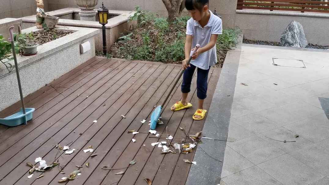 实验一班30号叠被子扫地