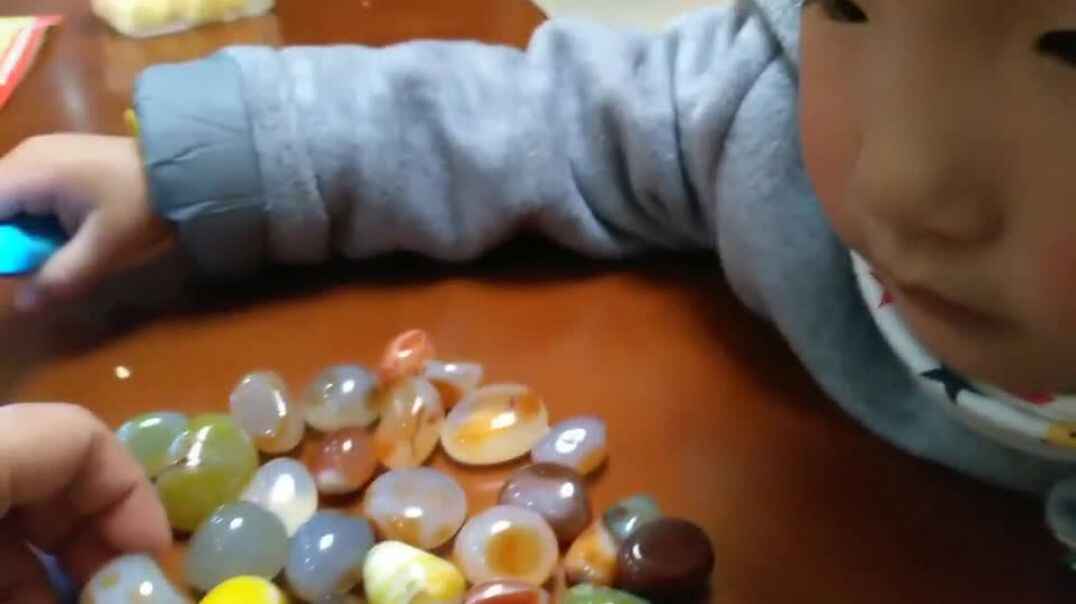 认真玩耍的男孩