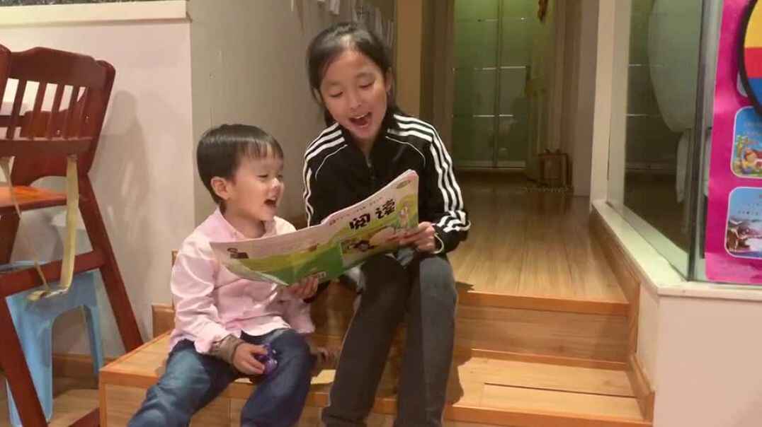 和姐姐一起阅读