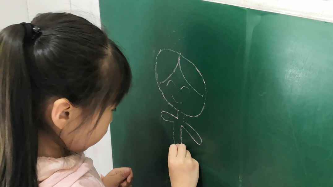 画画的女孩