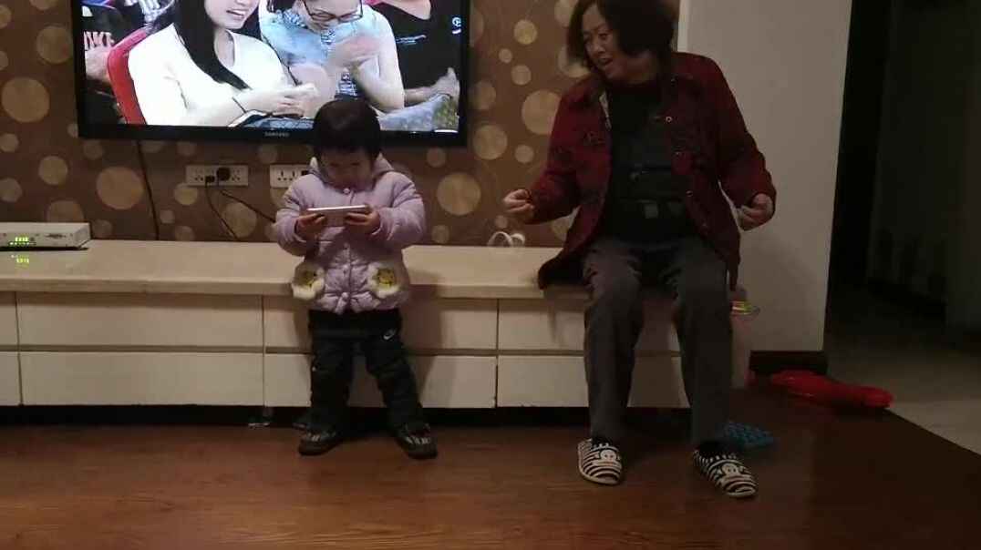 奶奶和我一起做运动
