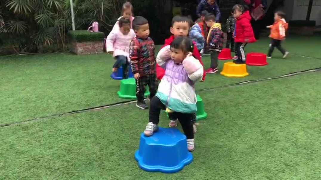 萌娃过桥