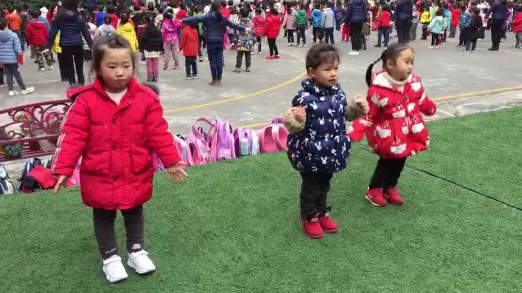 举起你的小手
