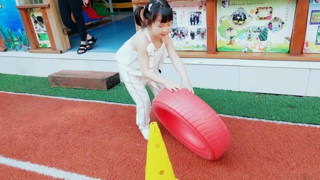 玩彩色轮胎