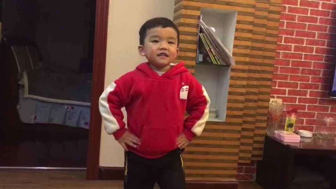 踏步练习的宝宝