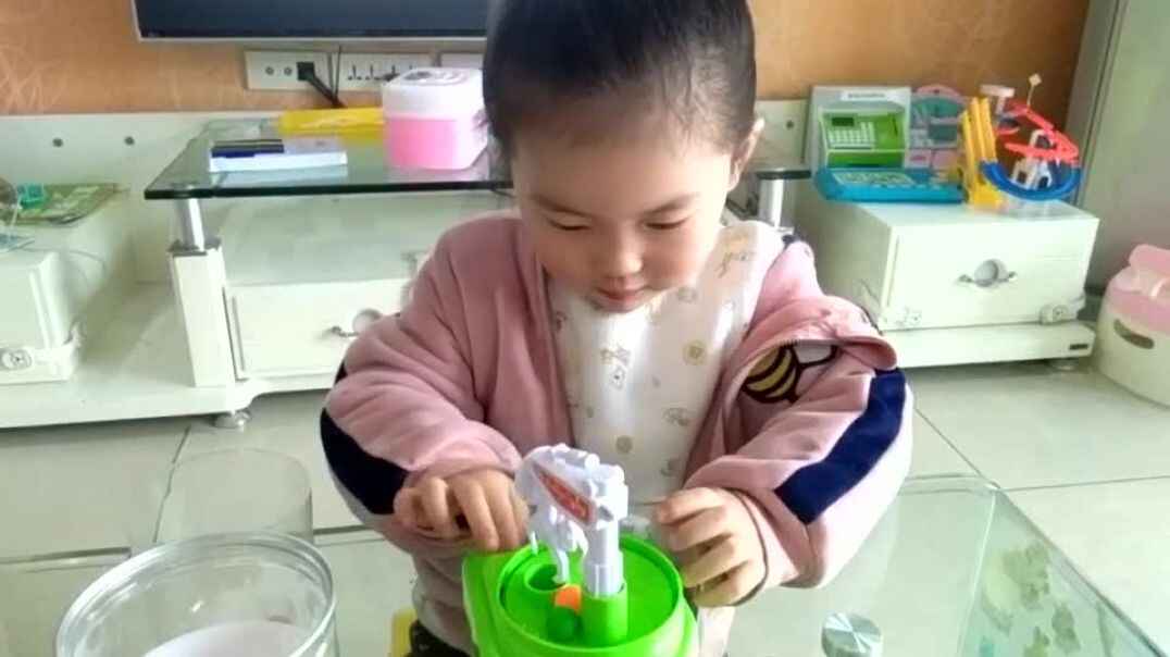 在家 玩耍的孩子