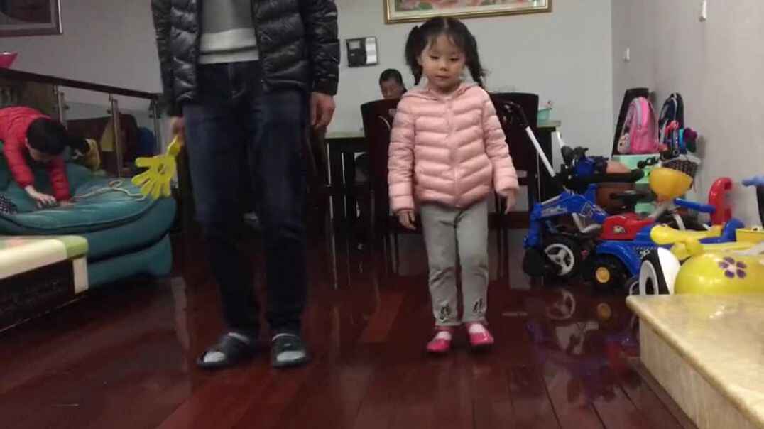 练习正步的小女孩