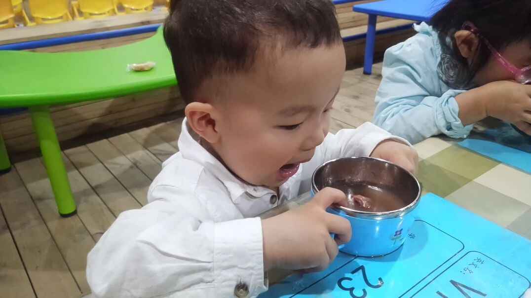 萌宝喝汤