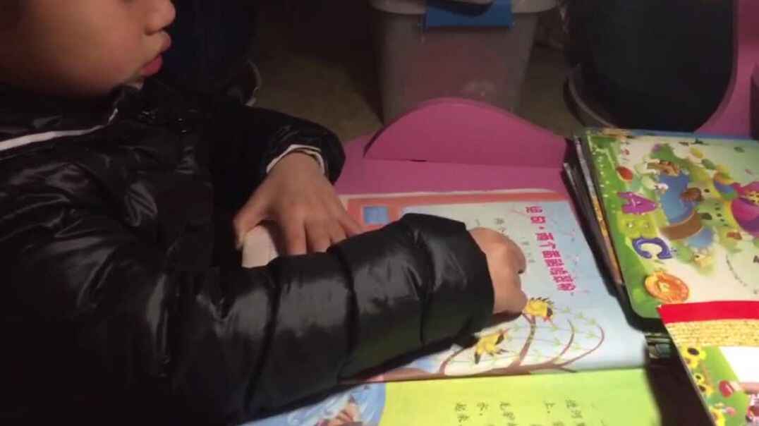练习指读的孩子