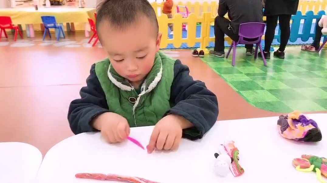 愉快玩耍的男孩