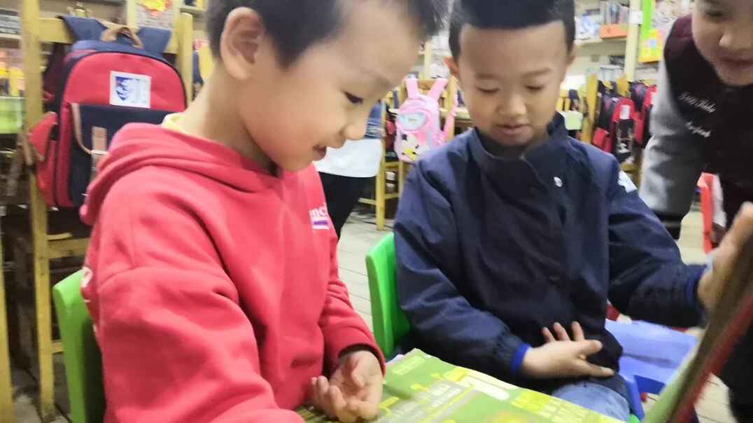 看书的男孩