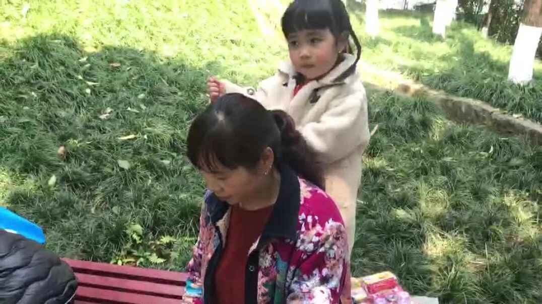 给奶奶捶背