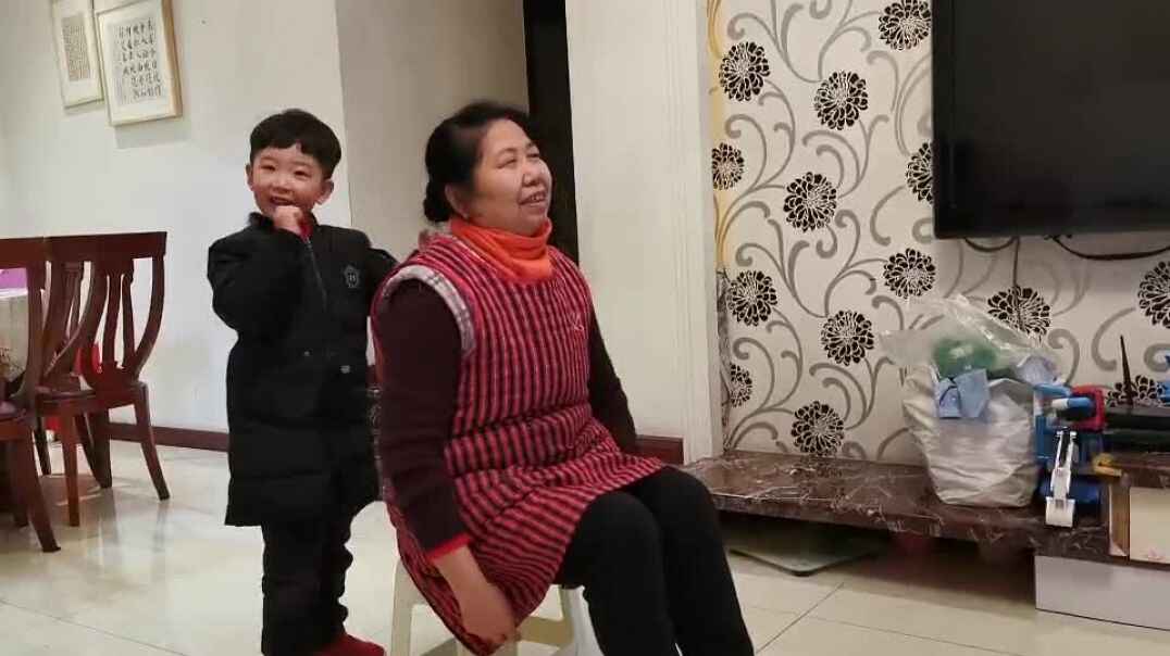 给奶奶表演节目