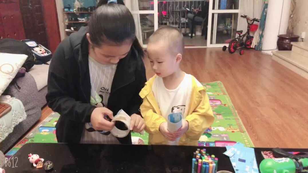 和姐姐一起做手工