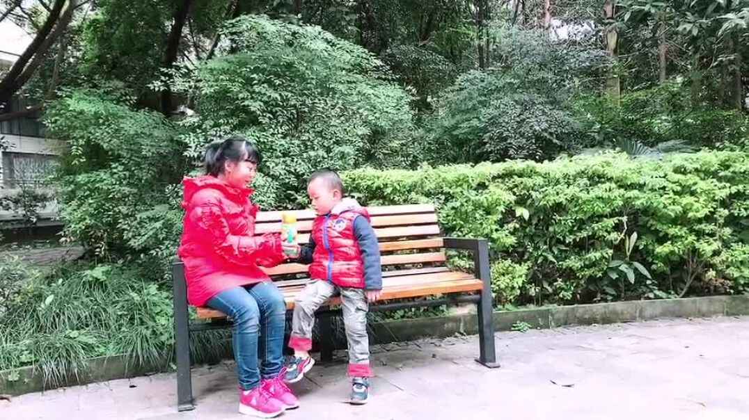 公园玩耍的小可爱
