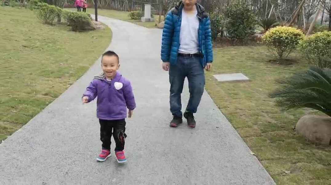 和家人去公园观察植物