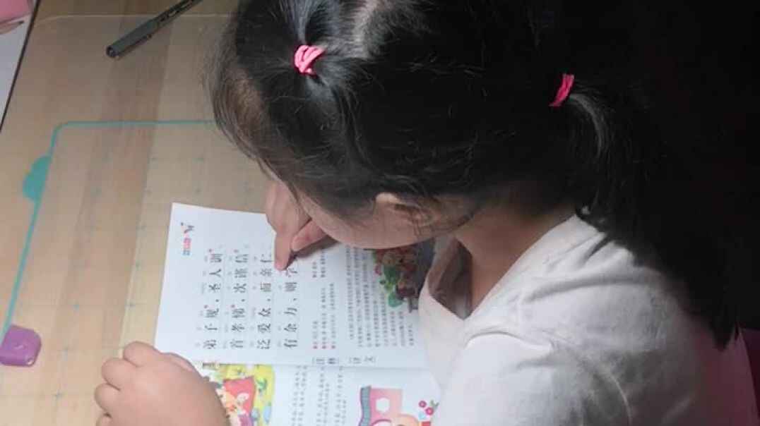 认真学习的孩子