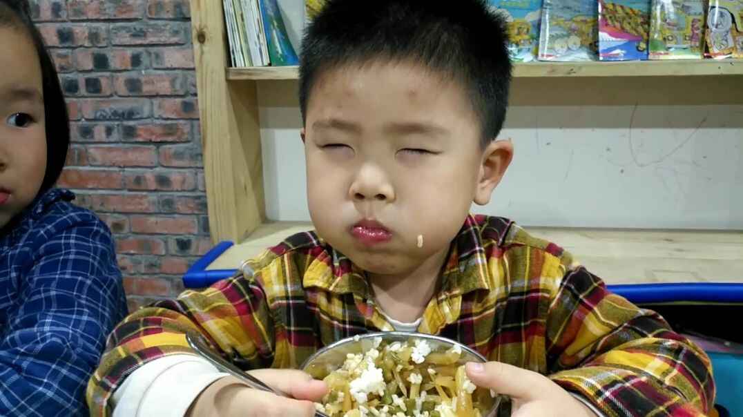 闭眼吃饭.