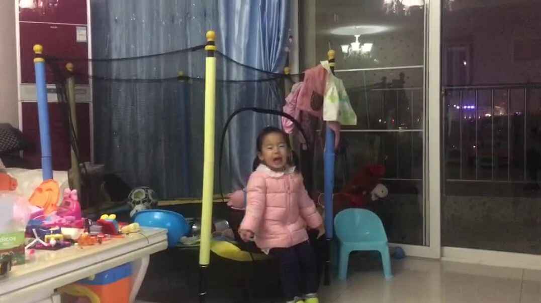 课外的小女孩在运动