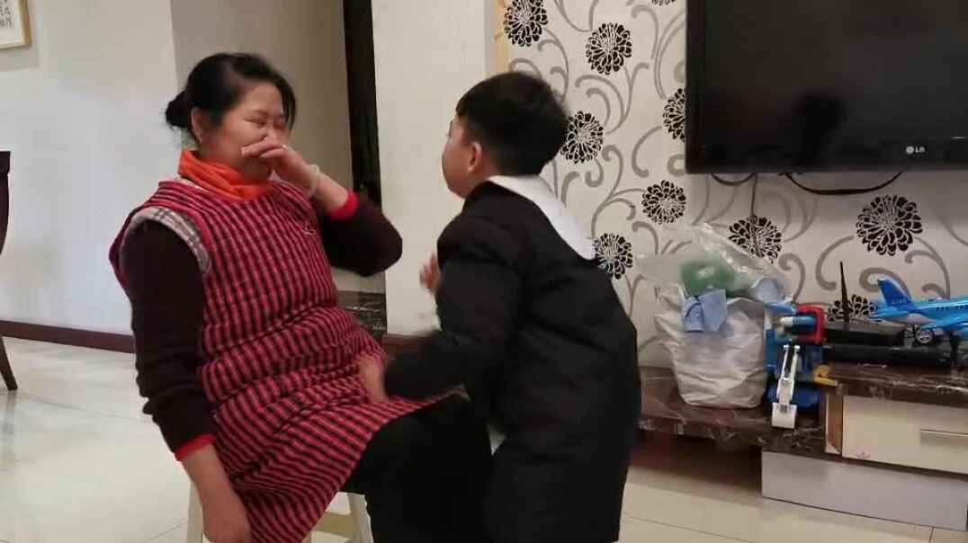 给奶奶捶背