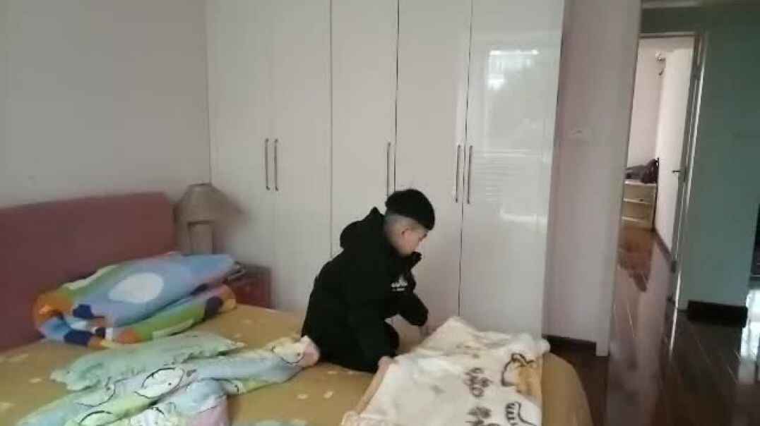 萌娃整理床铺