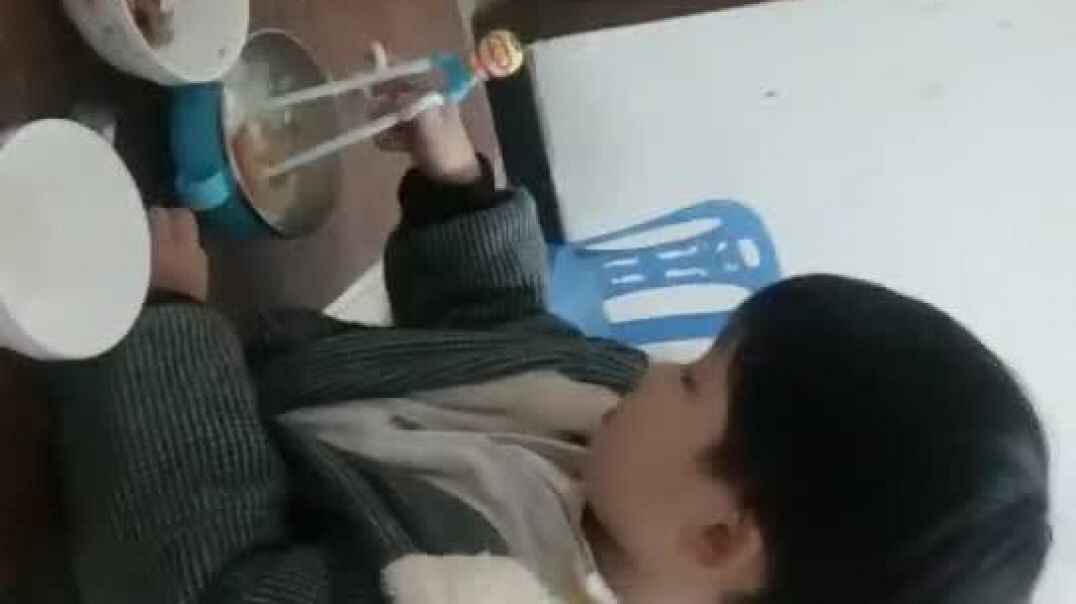 萌娃学习用筷子