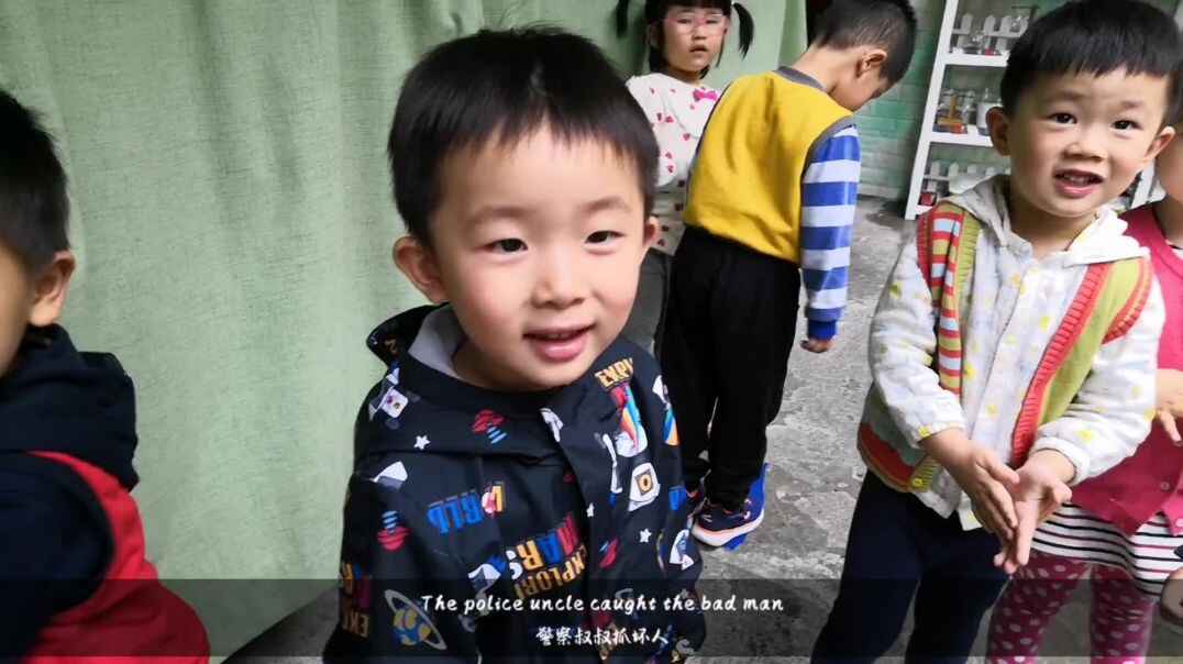 坏人抓住警察叔叔