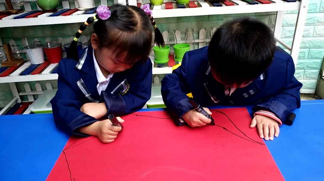 和好朋友一起画画