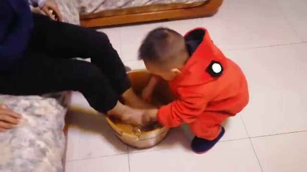 给妈妈洗脚