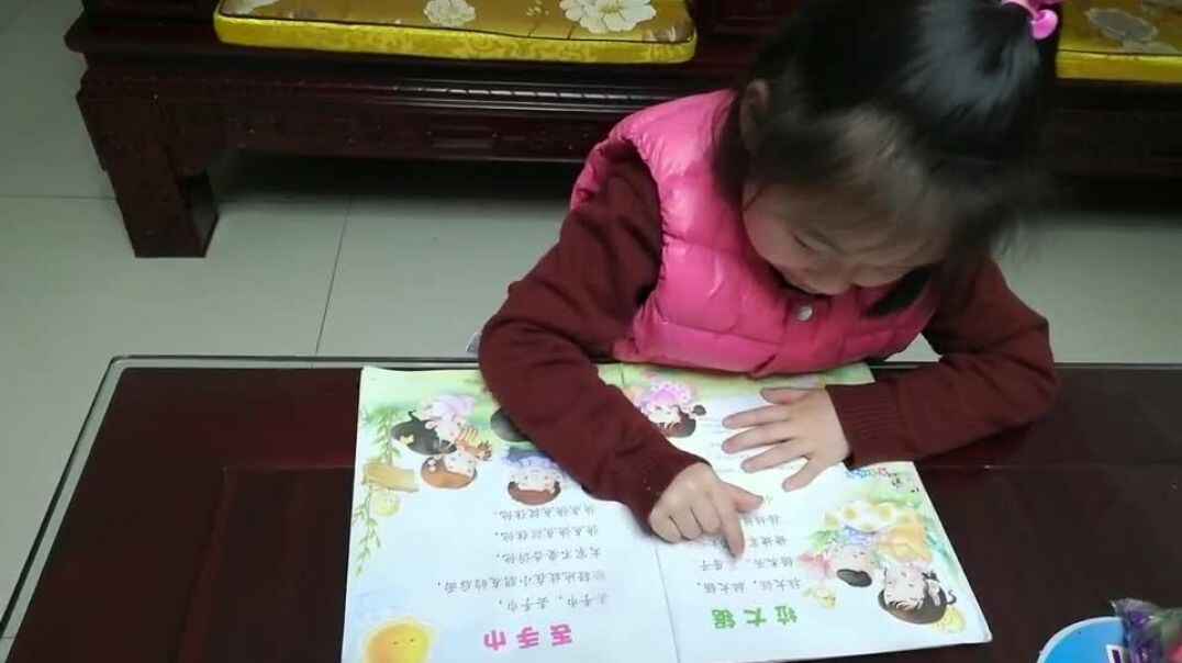 在家看书的孩子