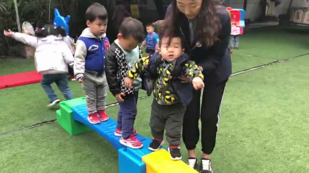 爬过小山丘