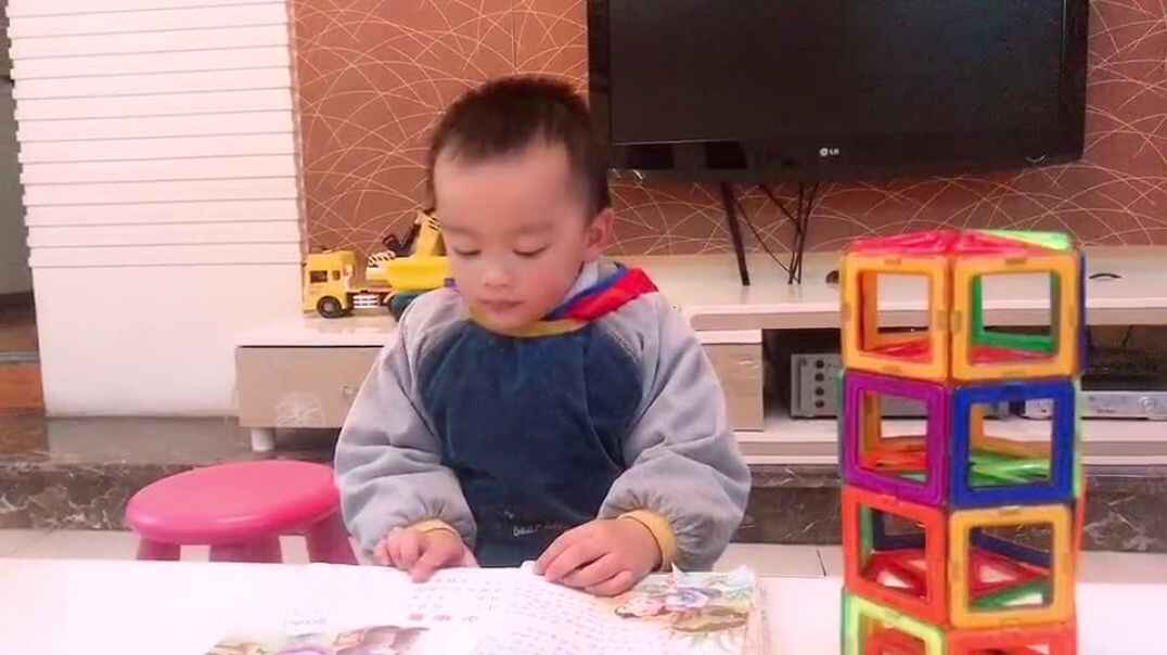 在家玩玩具的孩子