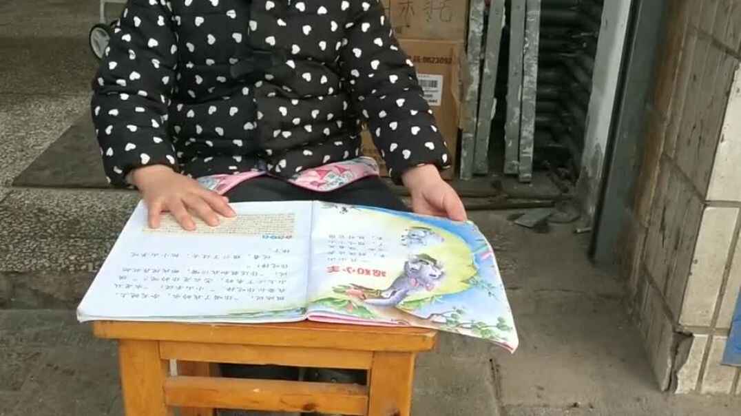 在凳子上学习的小宝贝