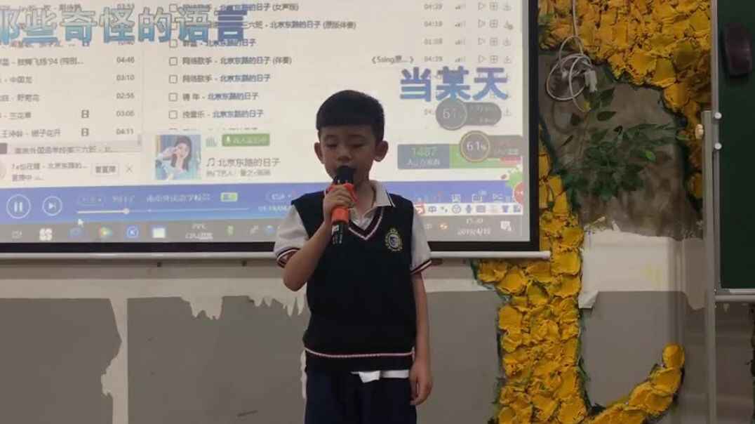 拿话筒的男孩